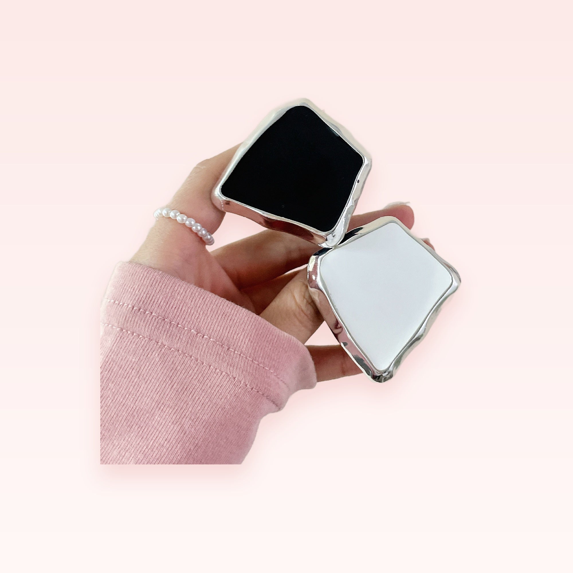 Chic Wavy Edge Phone Grip | Black & White Pop Socket